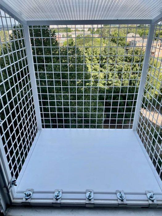 Балкон на пів стулки вікна для котиків