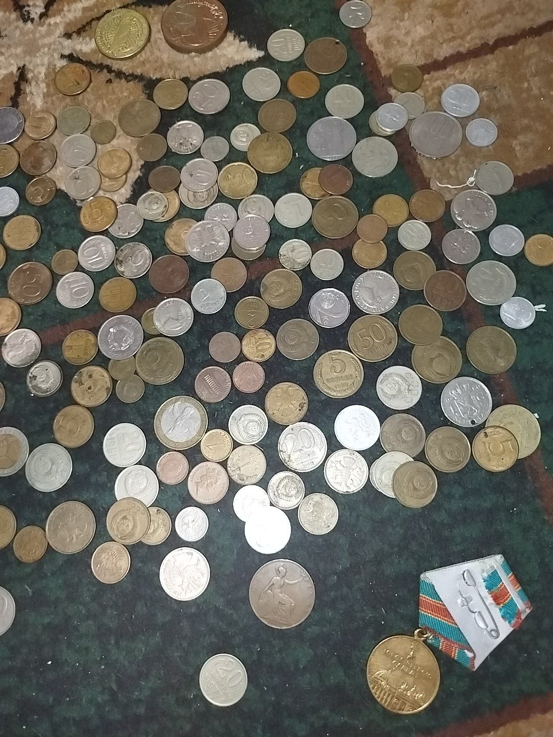 Много разных старых монет