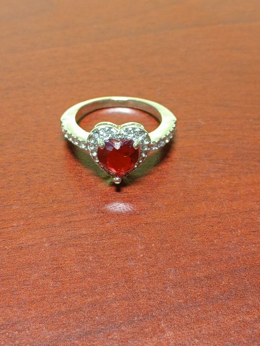 обручка жіноча з червоним серцем