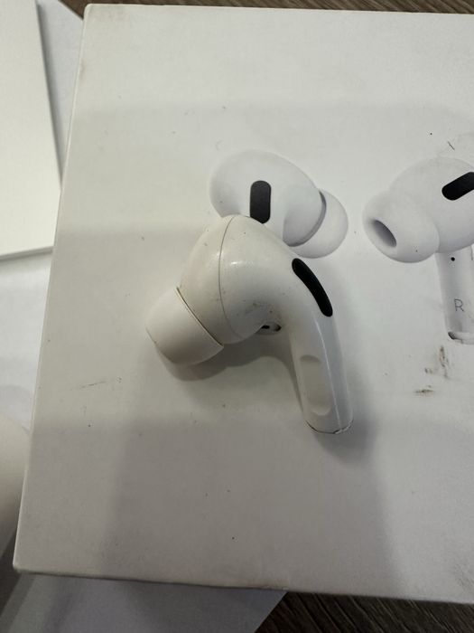 Кейс і лівий навушник. Airpods Pro 1 покоління A2083 A2084 A2190