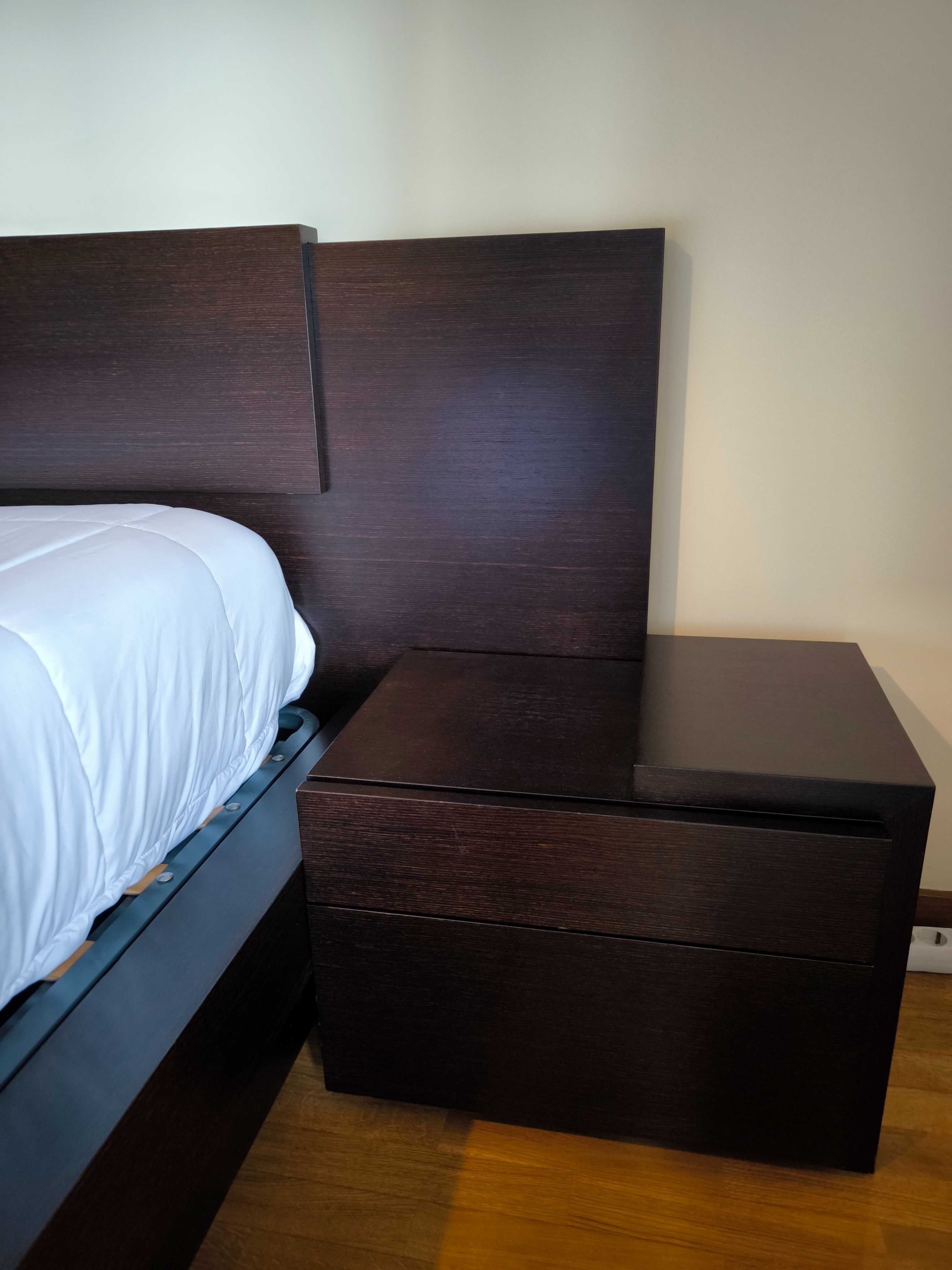 Cama de casal 200x160 com muita arrumação e mesinhas cabeceira