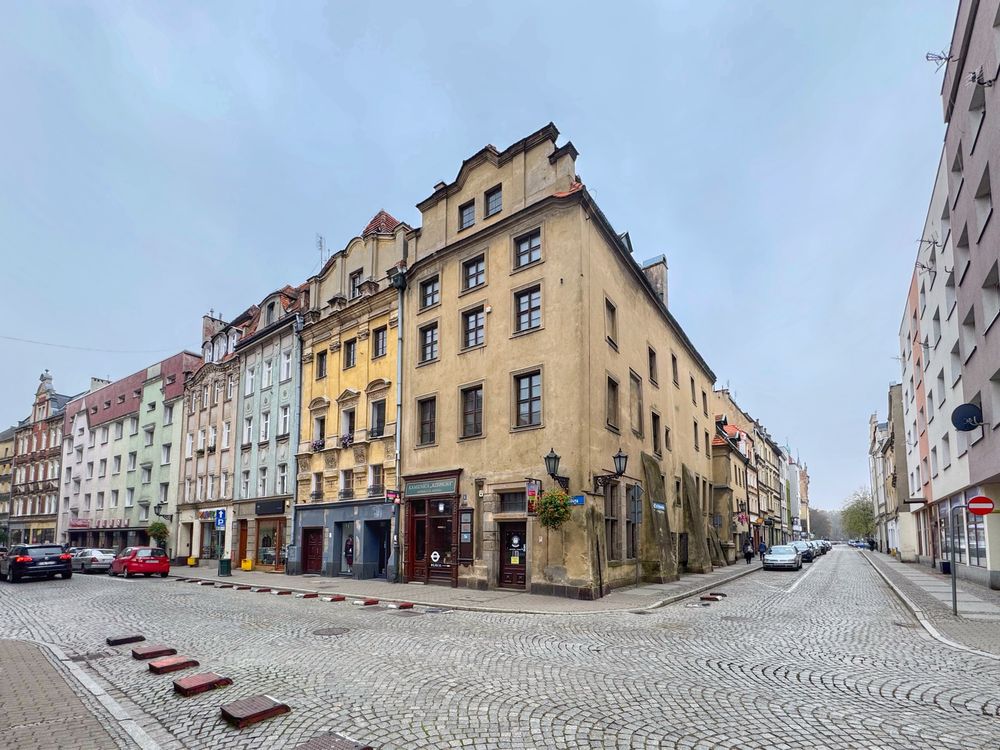 Narożna kamiennica przy ul. Długiej 6 - Trybunalskiej 1