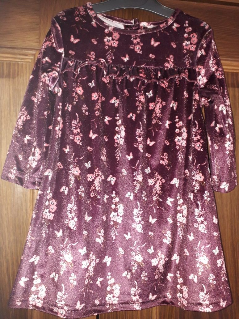 Vestido novo de veludo roxo com borboletas