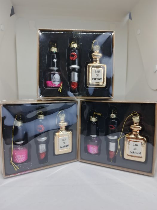 Zestaw szklanych bombek – flakonik perfum, lakier i pomadka