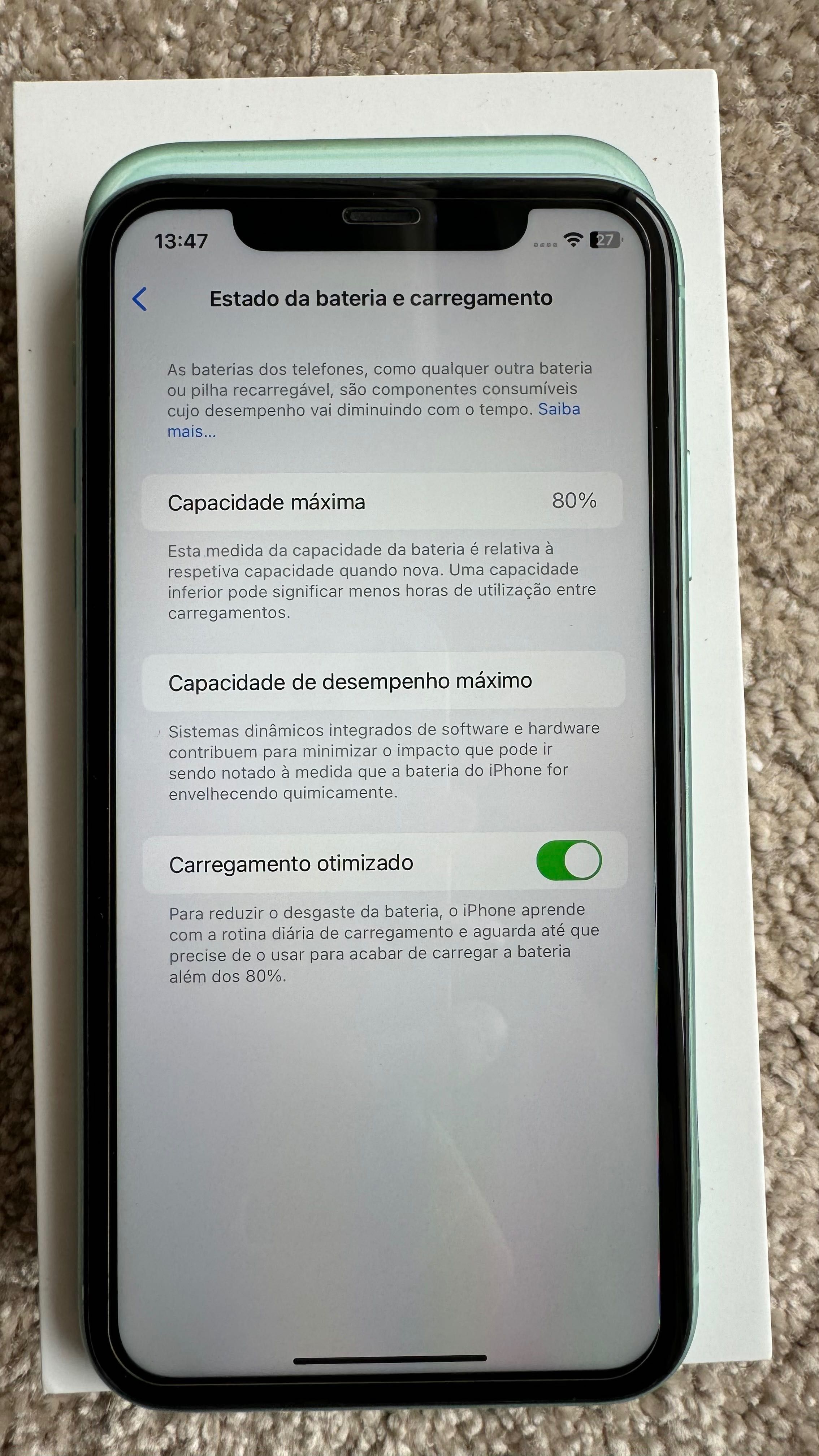 iPhone 11 64 g acompanha capa película e cabo de carregamento.