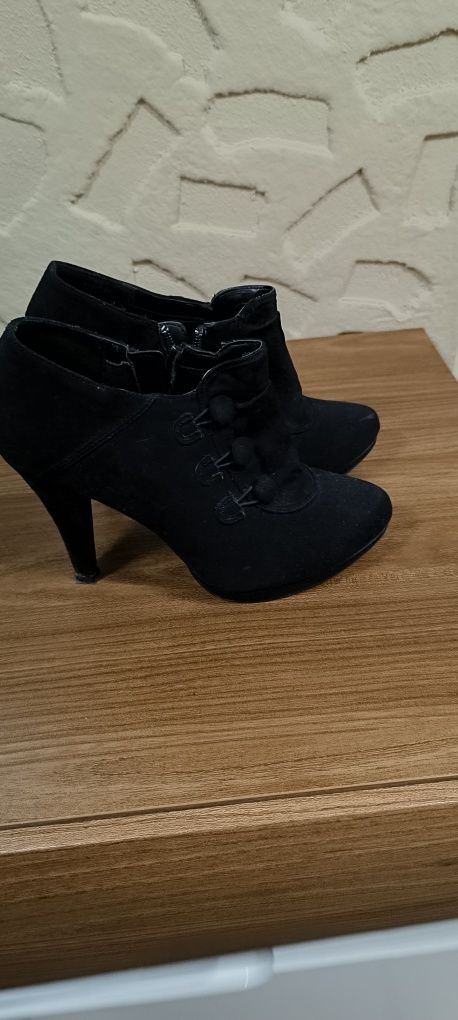 Buty botki czarne guziczki