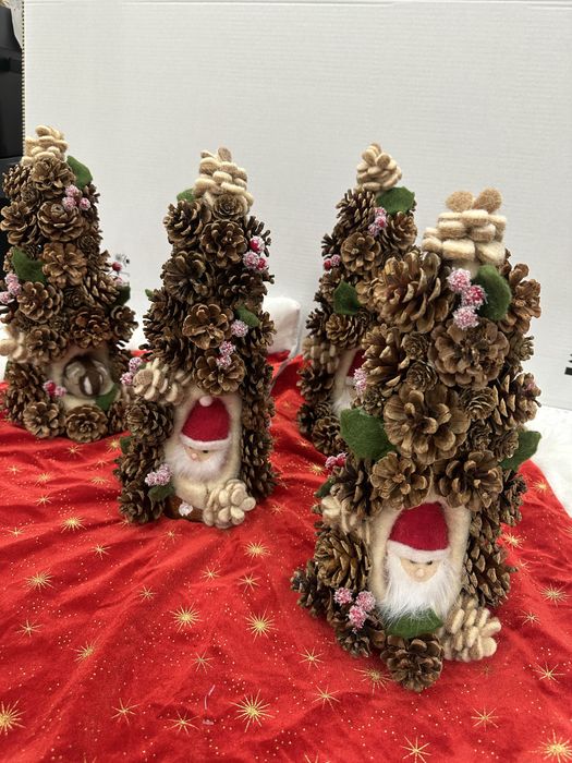 Новорічні ялинки з шишок