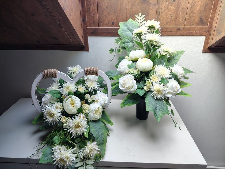 Zestaw nagrobny białe kwiaty, stroik na grób w drewnianej osłonce serc