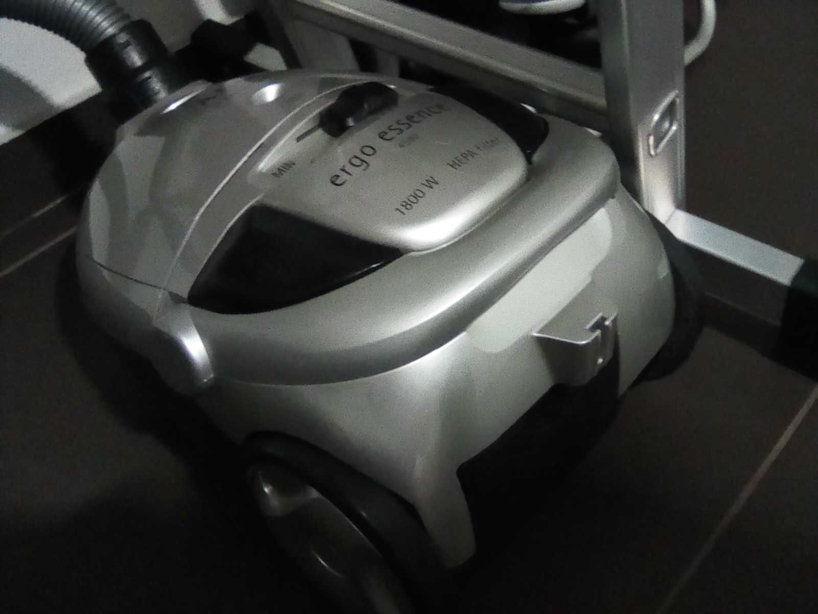 Aspirador AEG de saco com 1800 w