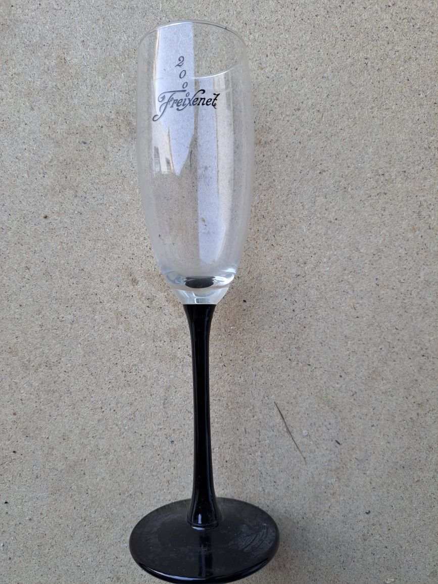 1 copo vinho + 3Copos / flutes