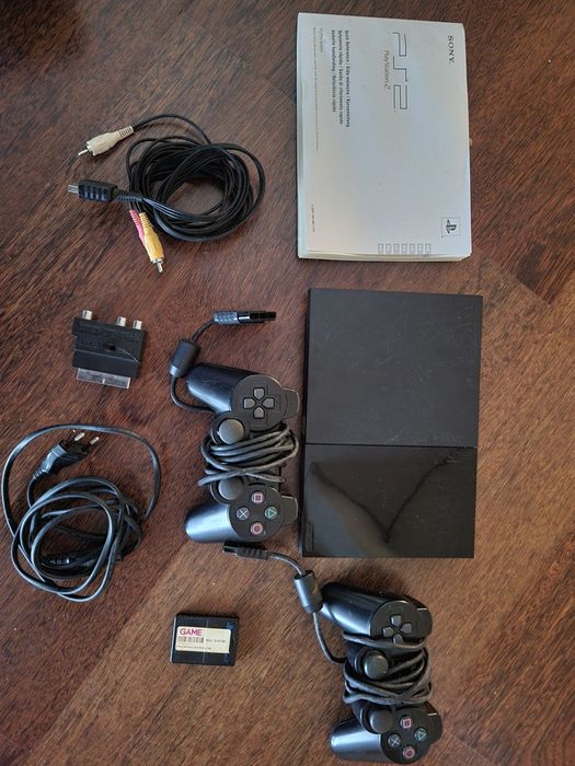 PlayStation 2 em excelente estado + 2 comandos + cartão de memória
