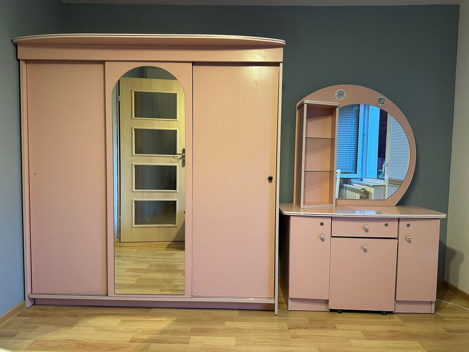 Różowa szafa i toaletka