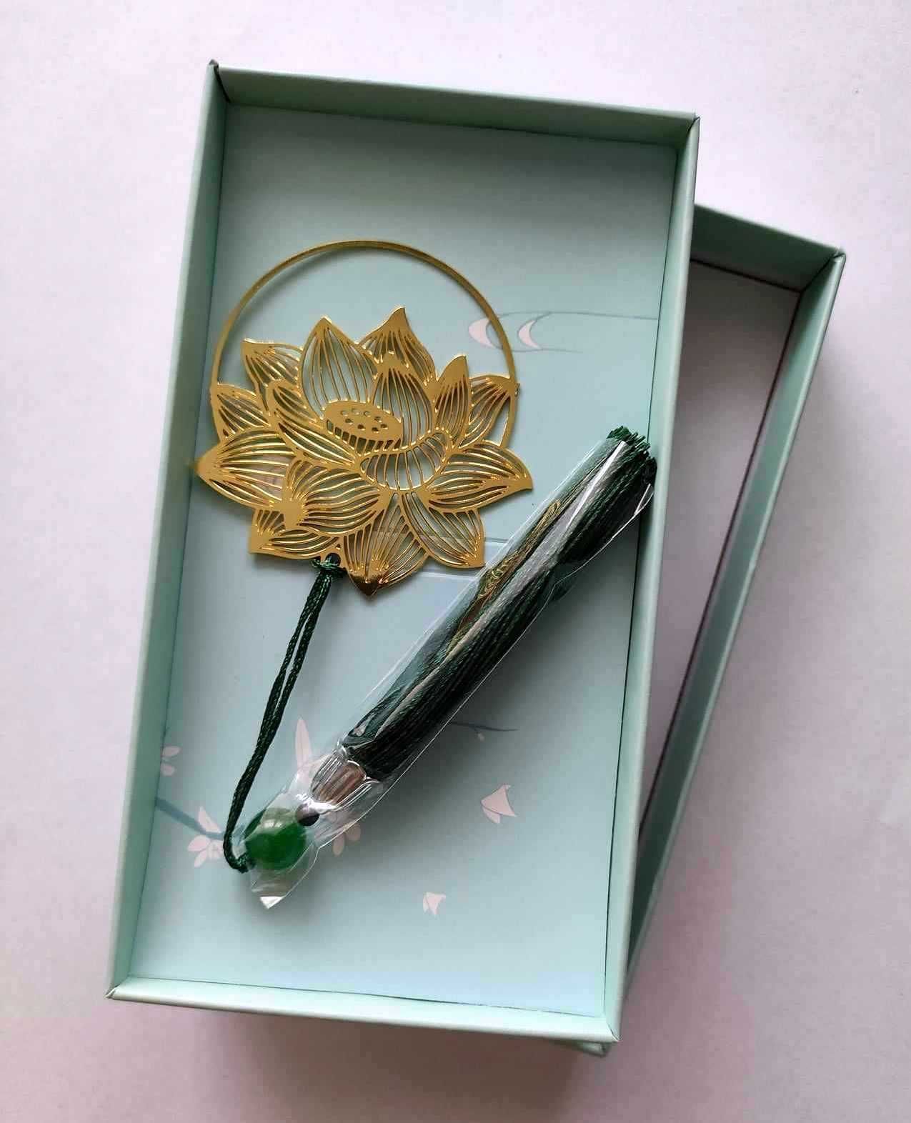 Elegancka Zakładka Złoty Kwiat LOTOSU z frędzlem Pudełko Prezent