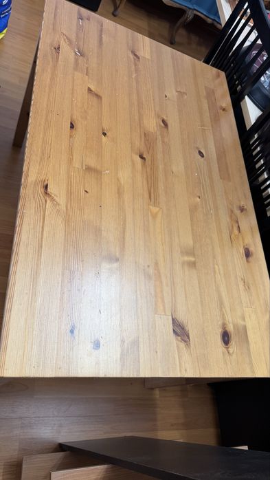 Mesa de madeira com 4 cadeiras