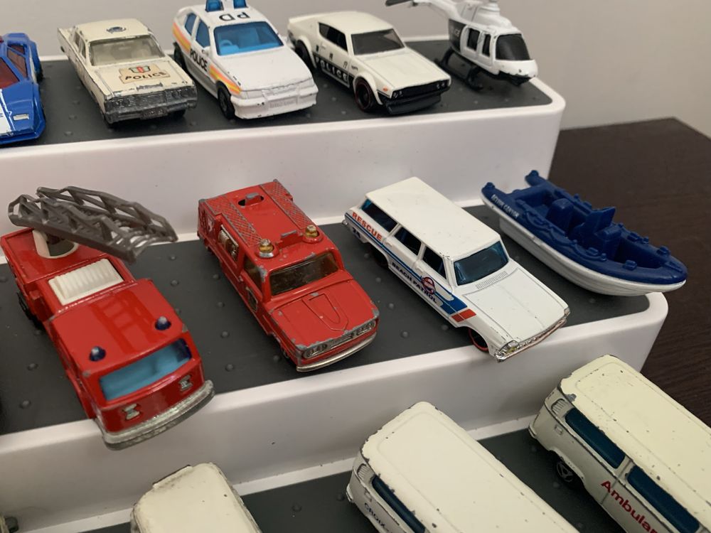 Lote de 21 carrinhos de emergência