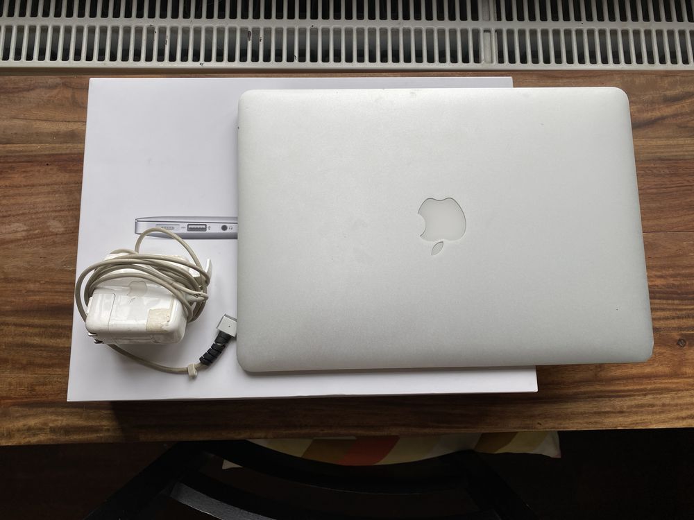 Laptop MacBook Air 2013r 13,3 " Intel Core i5 4 GB / 128 GB srebrny