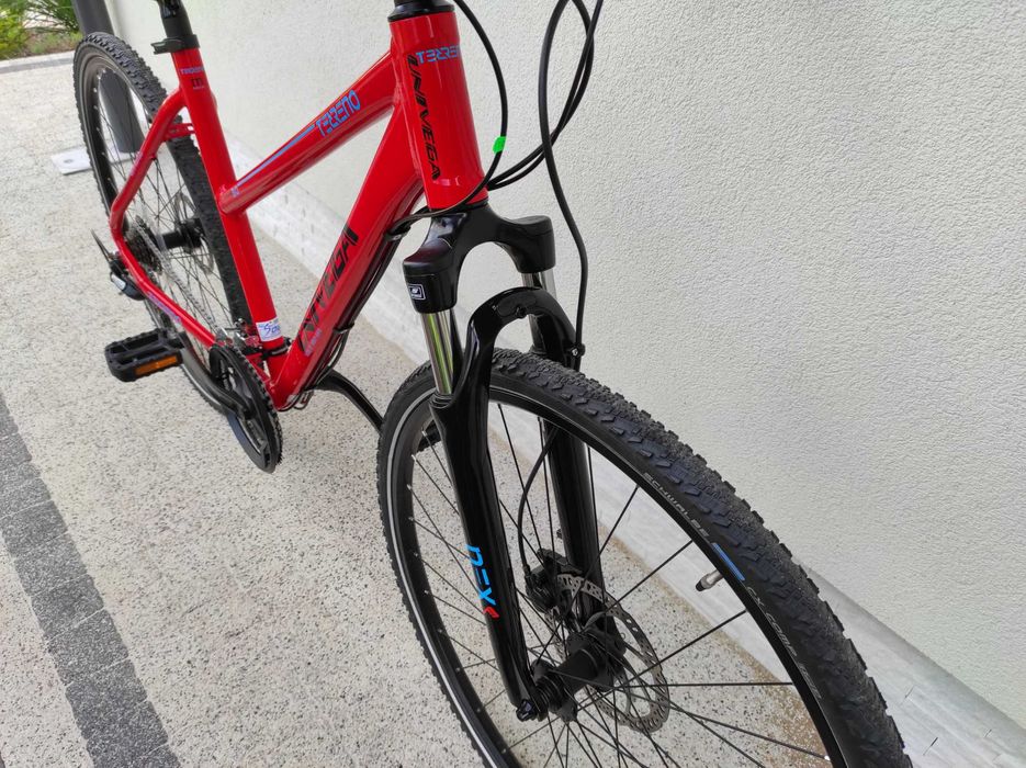 Rower UNIVEGA - crossowy, koła 28, hydraulika, amor, powystawowy