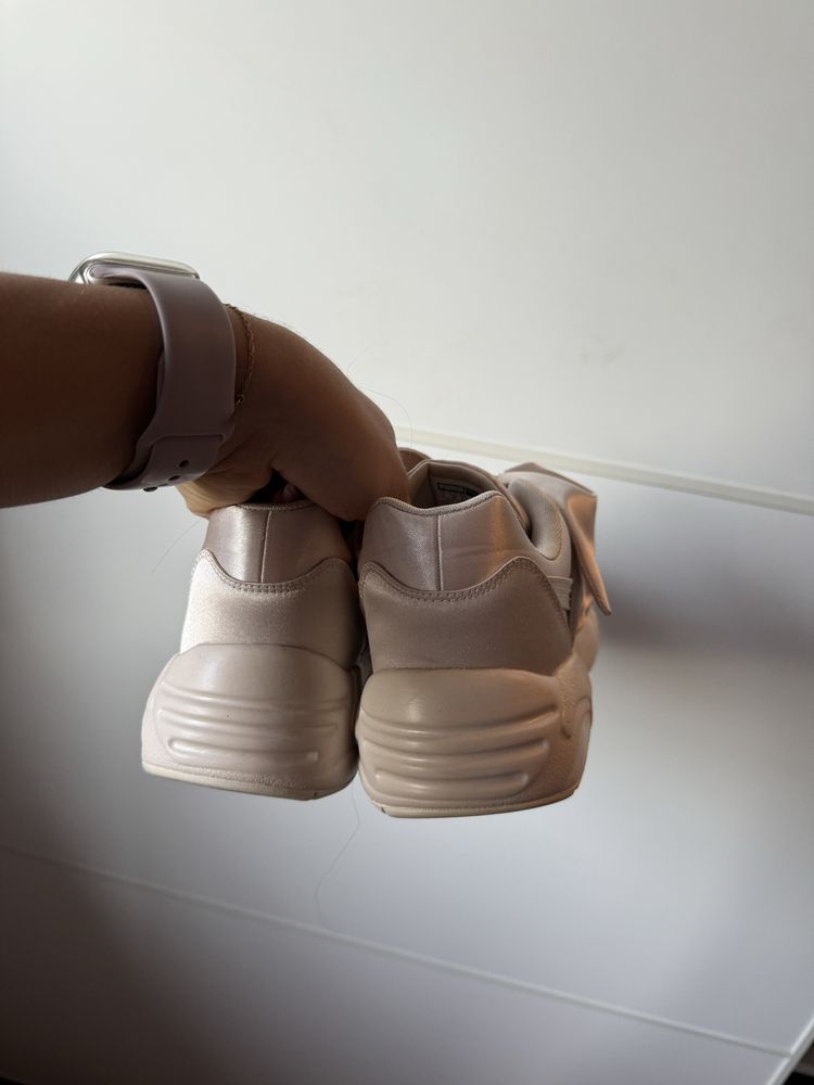Bezowe kremowy buty fenty puma by rihanna satynowe sneakersy