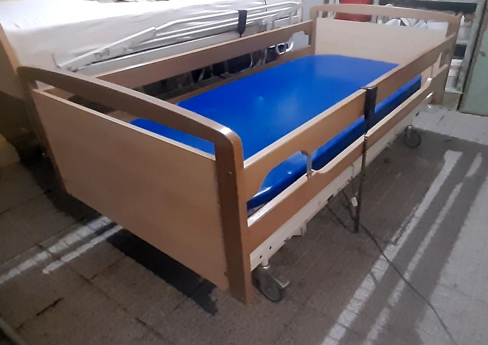 Cama articulada elétrica e elevatória hospitalar