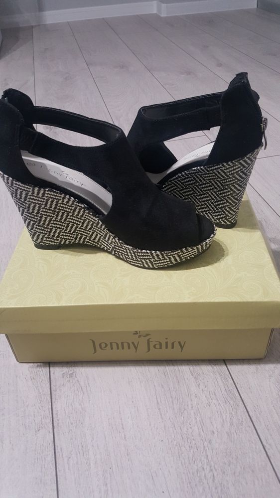 Buty na koturnie