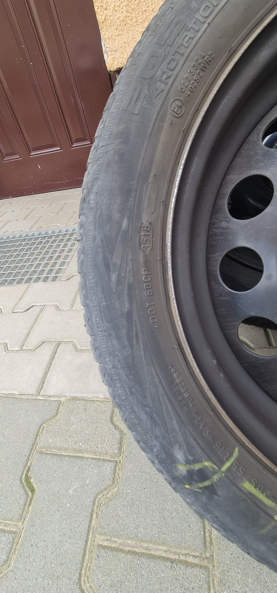Opony zimowe Nokian WR D4 205/55R16 91 T z felgami,kołpakami i śrubami