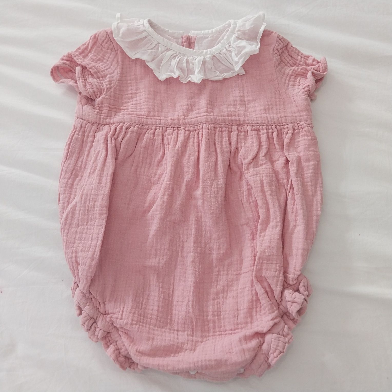 Fofo musseline cor de rosa com gola de folhos