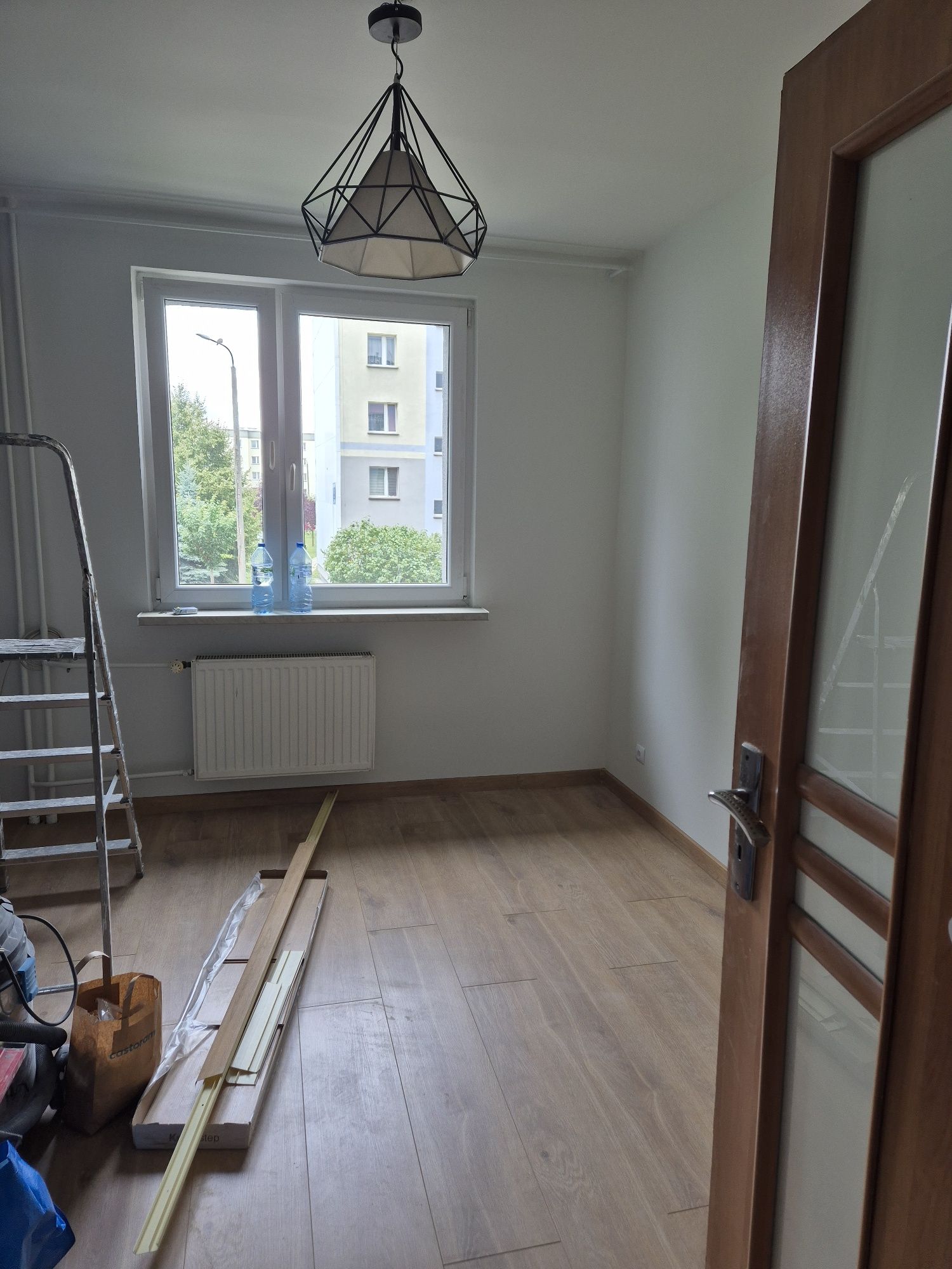 Malowanie ścian i sufitów, układanie paneli