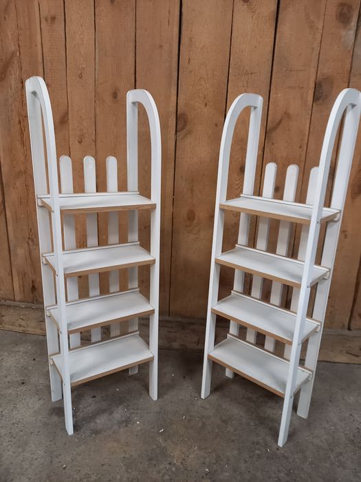 Regał w kształcie sanek.