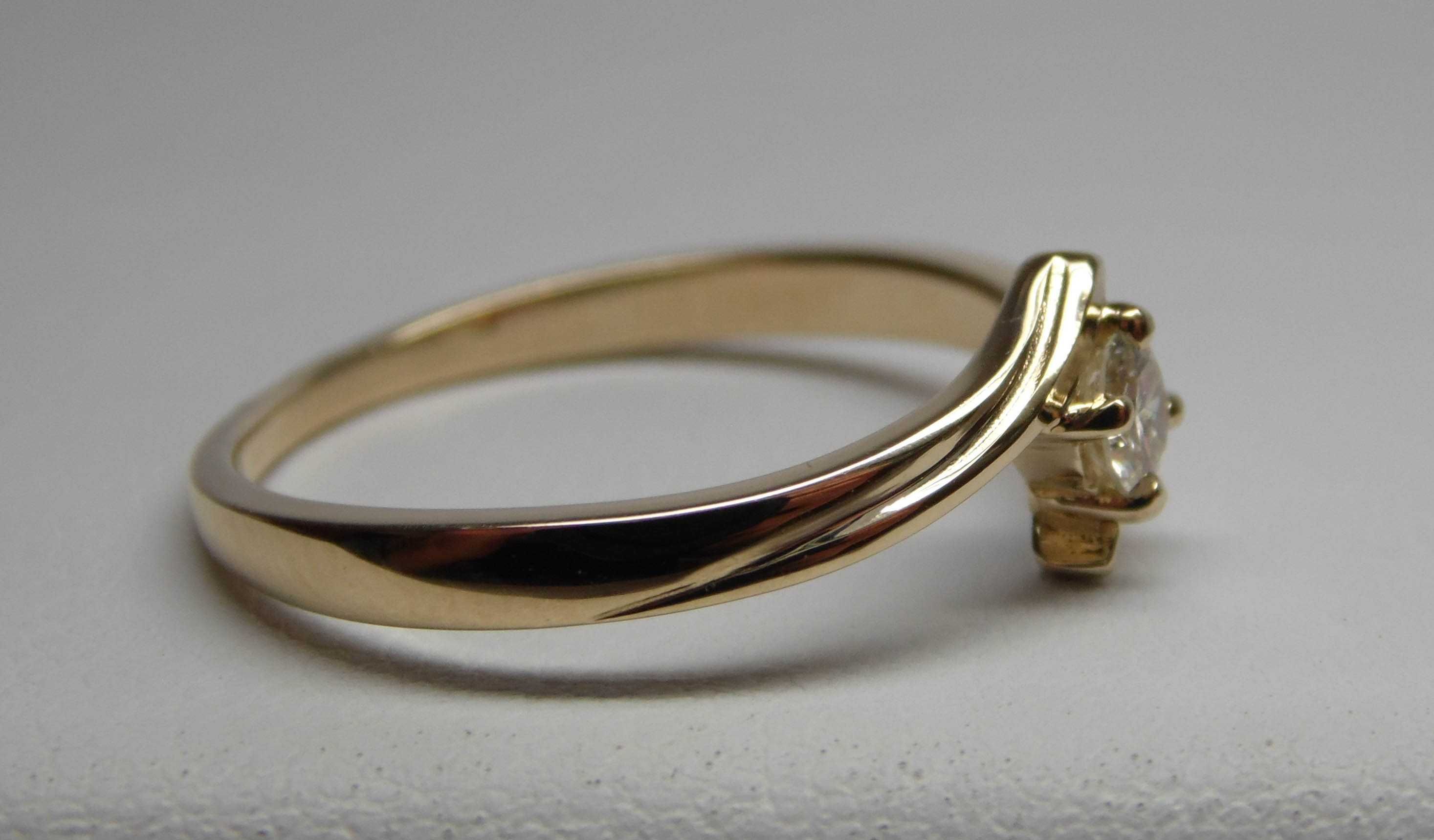 Zaręczynowy złoty pierścionek z diamentem brylant 0,19 ct.