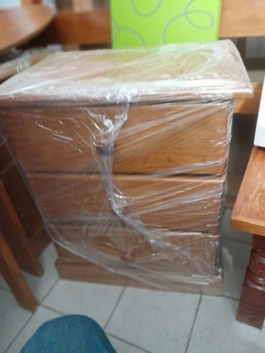 Cama casal com mesas cabeceira