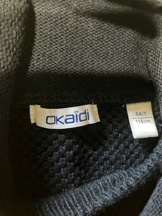 Granatowy sweter dziecięcy Okaïdi z golfem i kieszenią kangura 116 cm