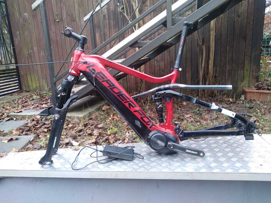 Rama, silnik, bateria i dodatki. Do złożenia roweru niewiele brakuje