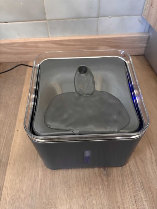 Fonte de Água Elétrica 2L– Compacta com Tomada Europeia
