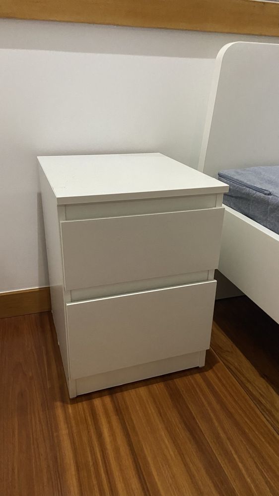 Cama, estrado, colchao e mesas de cabeceira IKEA aglomerado como novos