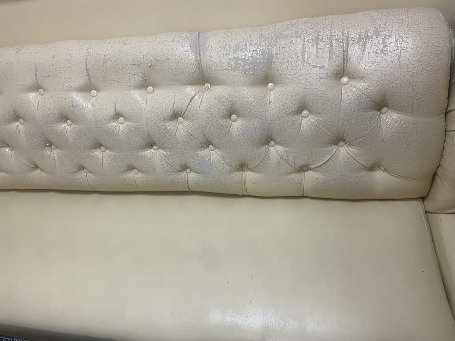 Продам диван молочного кольору