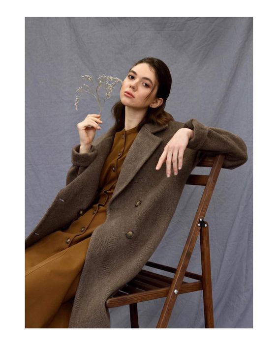 Коричневе плаття з ґудзиками