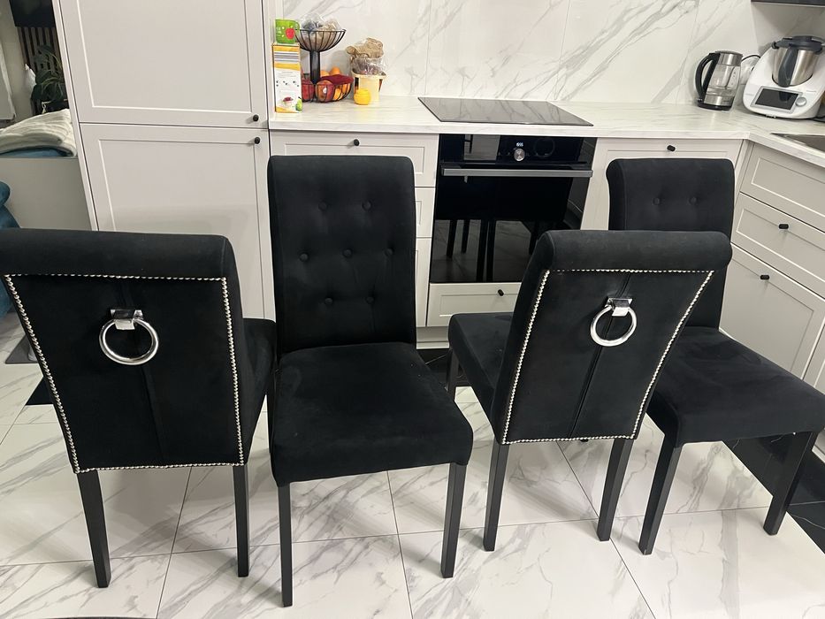 Czarne krzesla komplet