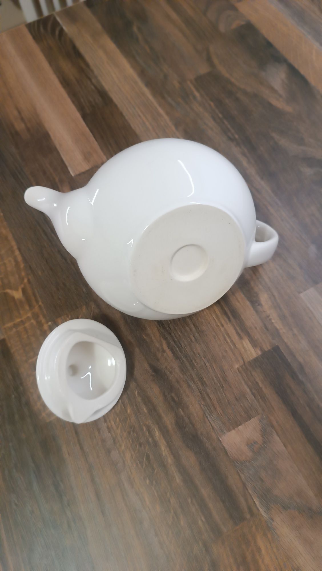 Biały porcelanowy dzbanek.