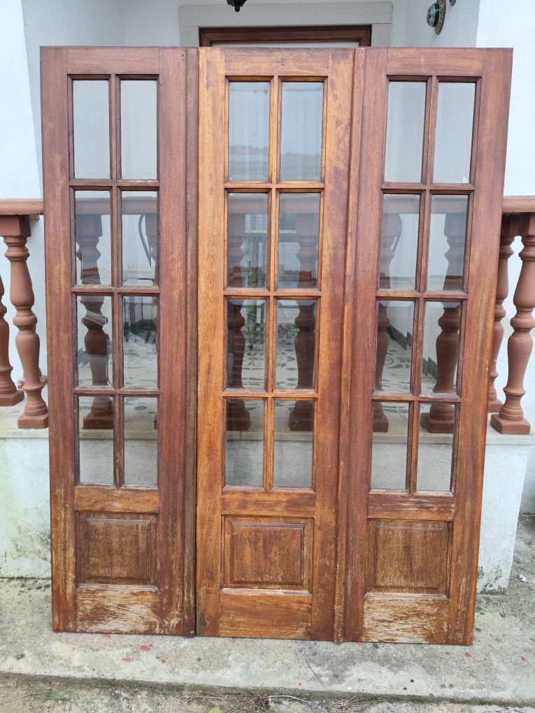Portas e janelas em madeira