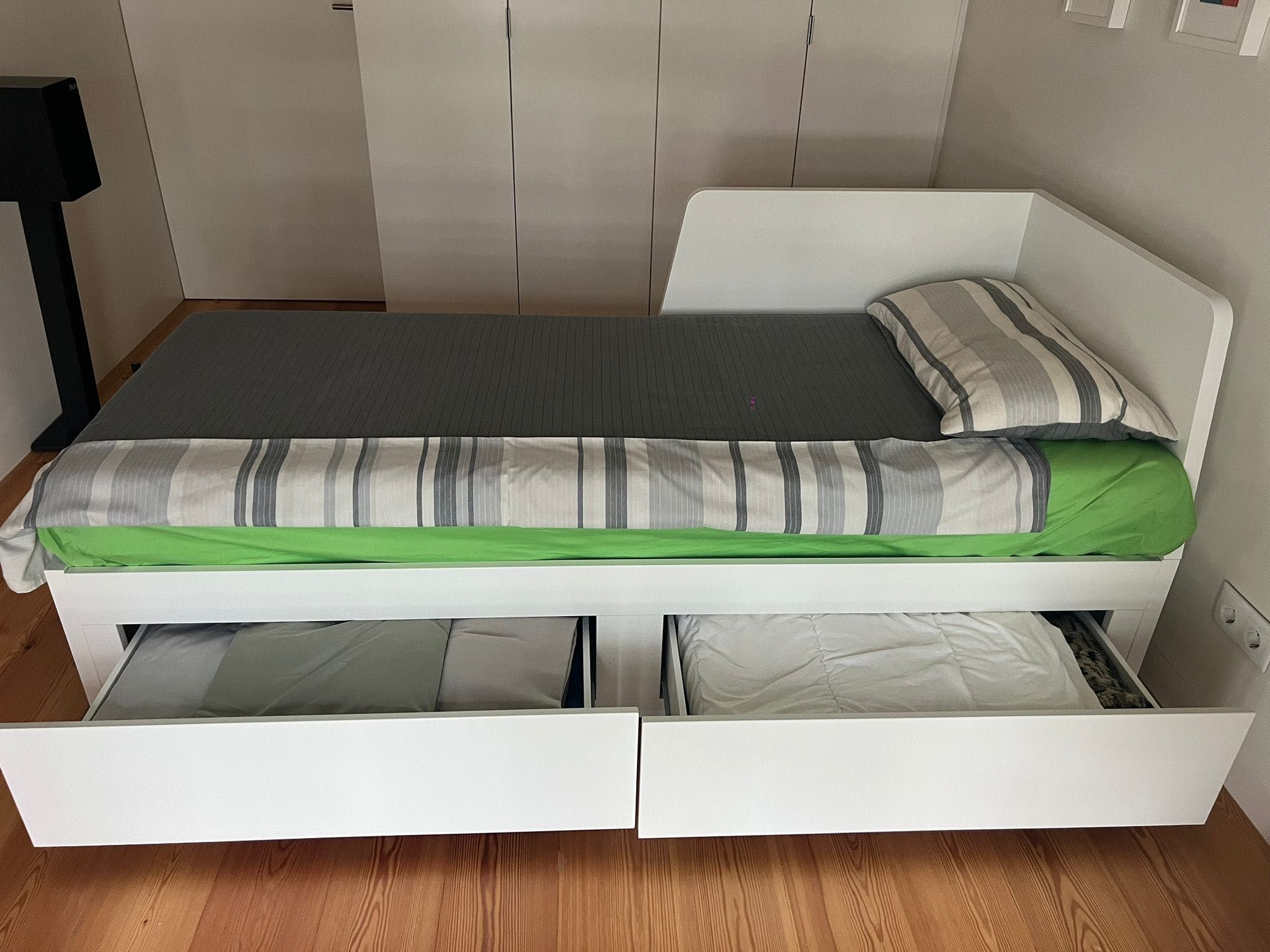 Cama de solteiro IKEA FLEKKE 80x200 com dois colchões incluídos