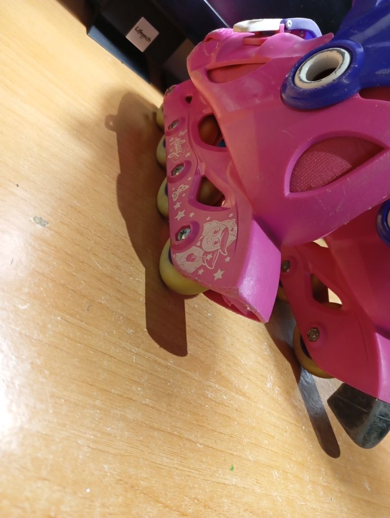 Patins em linha rosa