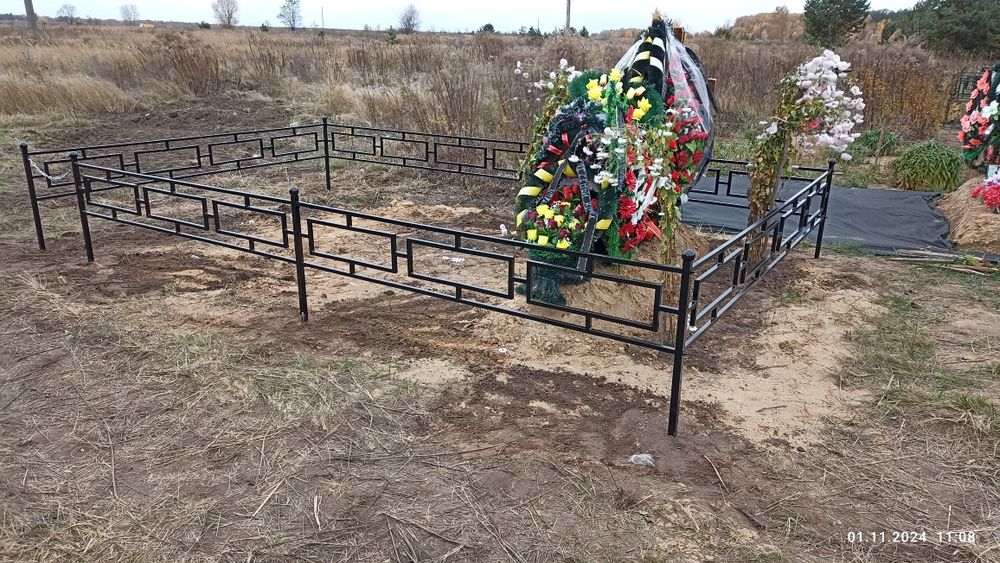 Оградка на кладбище столик лавочка