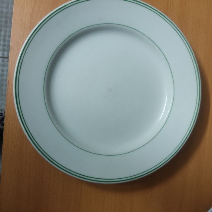 Pratos rasos fundos e travessas