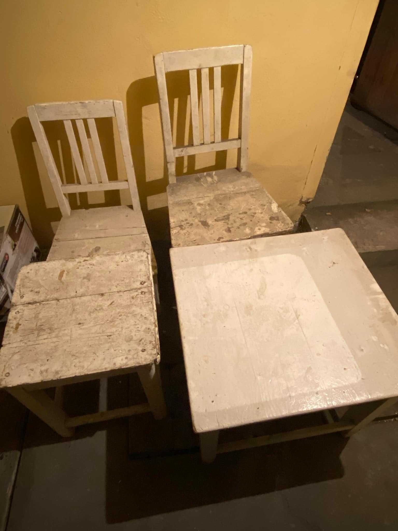 zestaw drewniany stolik i krzesło starodawne