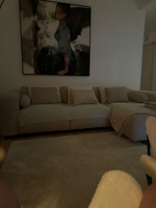 Sofá beige, confortavel e minimalista grande para familia.