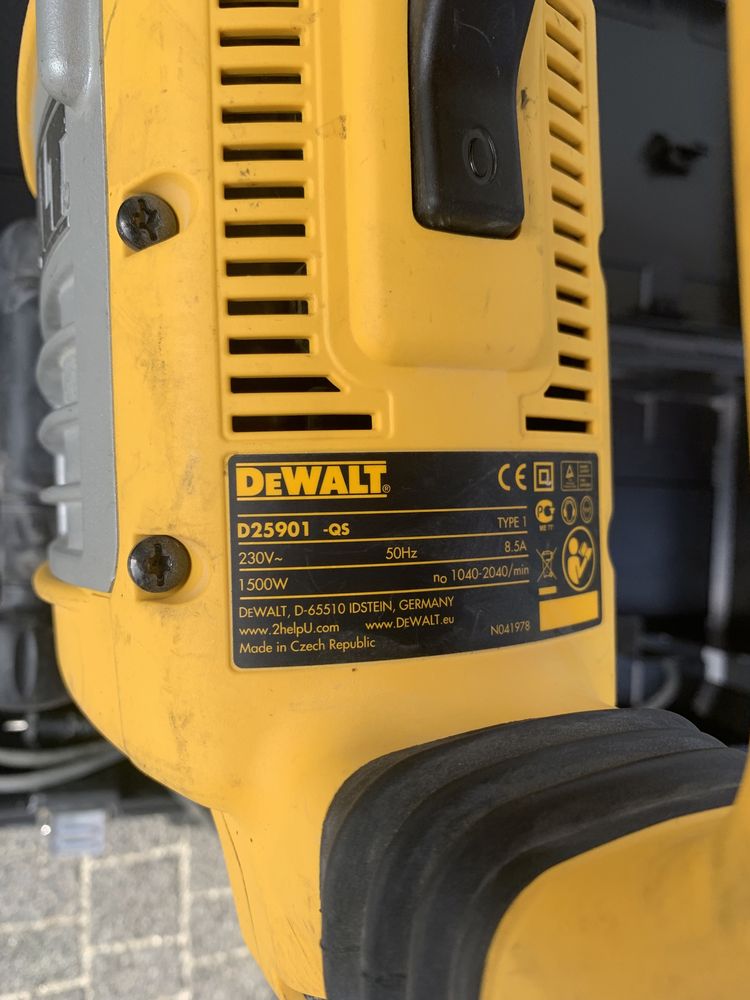 Młot wyburzeniowy DeWalt D25901-qs