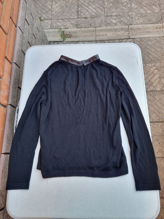 Жіночий світер COS віскозний чорний віскоза з шкіряним комірцем світер