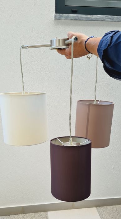 Candeeiro de teto com três abajues, em tons de castanho, beje e creme