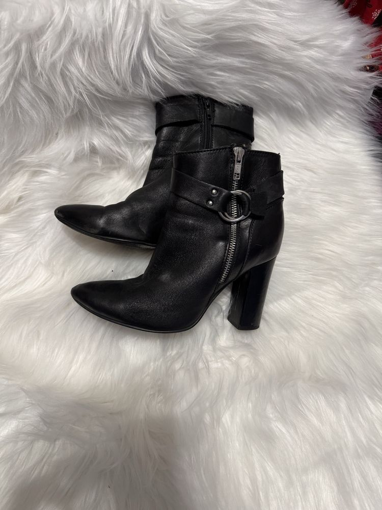 Buty botki czarne na obcasie