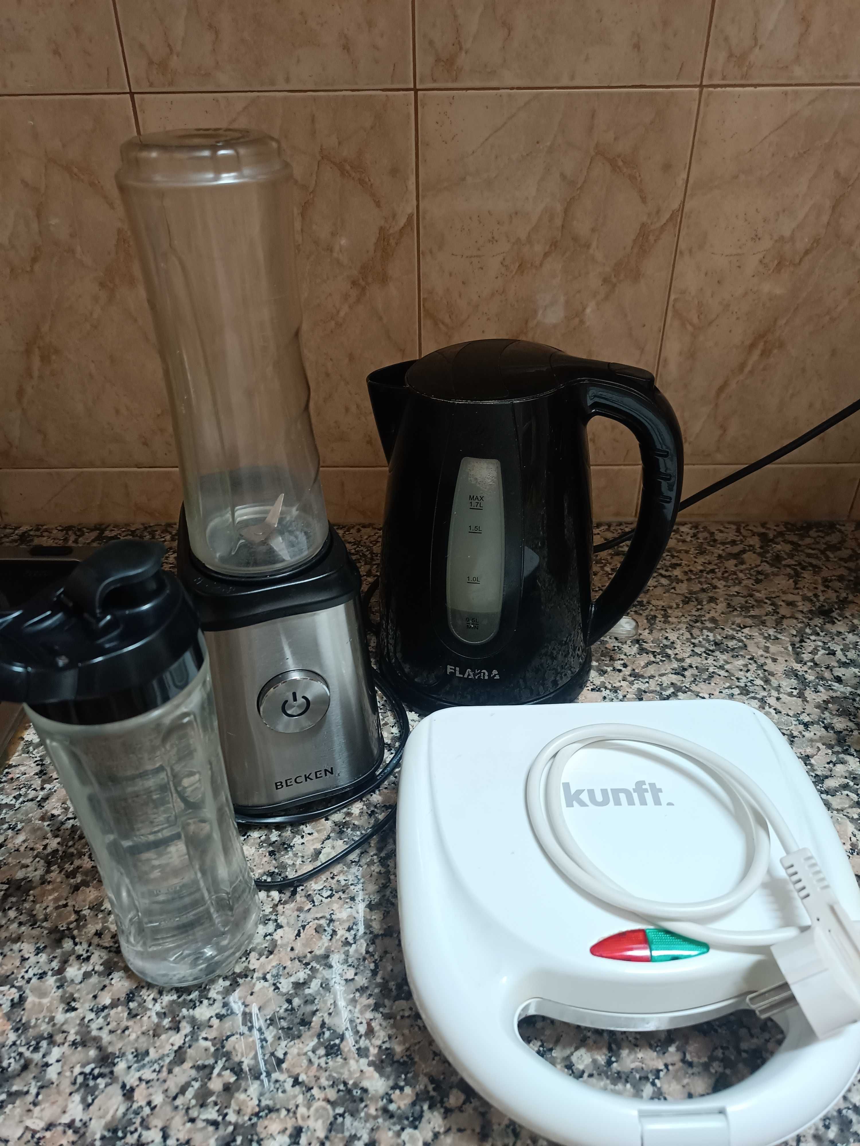Kit - Mini liquidificador, Tostadeira/Sanduicheira, Jarro elétrico